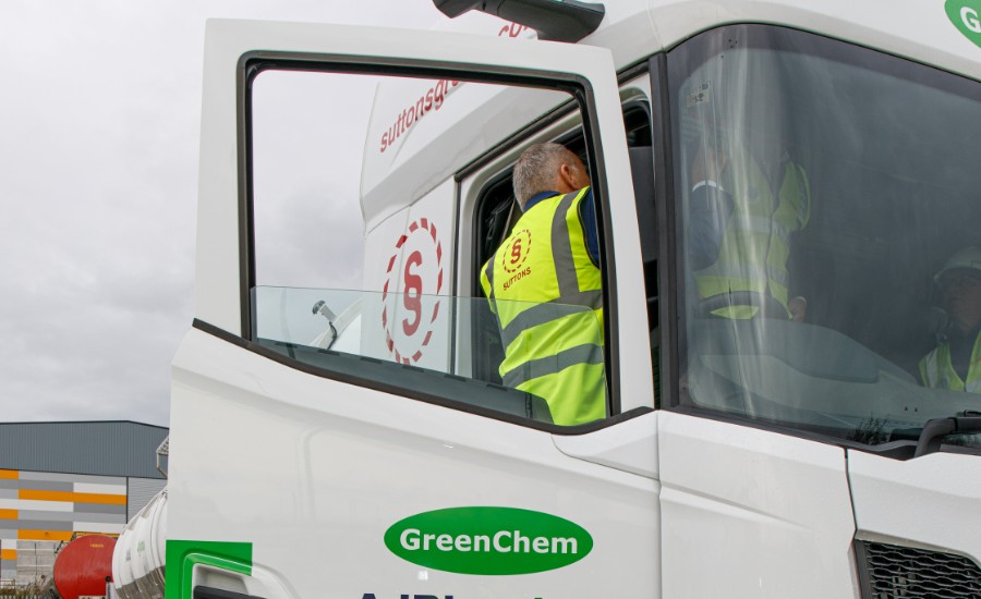 driver getting into greenchem cab at suttons